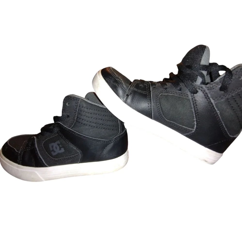 💚 GUC DC Kids Black High-Top Leather Sneakers Size 13